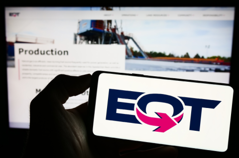 The logo of EQT on a phone screen infront of the website (© Shutterstock/T. Schneider)