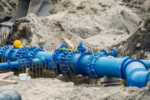 Workers laid water system pipeline at construction site (copyright by Adobe Stock/kalpis)