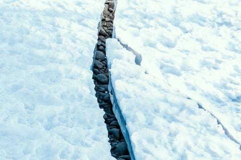 Cracks in permafrost ice (copyright by Shutterstock/Henrik A. Jonsson)
