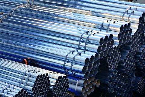 Steel pipes (© Shutterstock/khan3145) 