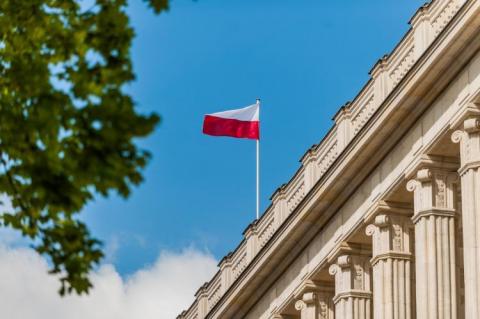 The flag of Poland in the sky (copyright by Adobe Stock/FOTOWAWA) 