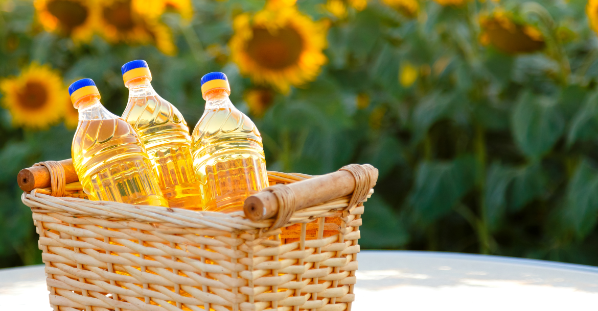 Bottles of sunflower oil infront of a field of sunflowers (© Shutterstock/Andrey Gorgots)