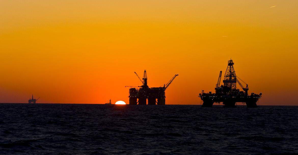 Oil rig silhouettes in the Gulf of Mexico (© Shutterstock/Lukasz Z)