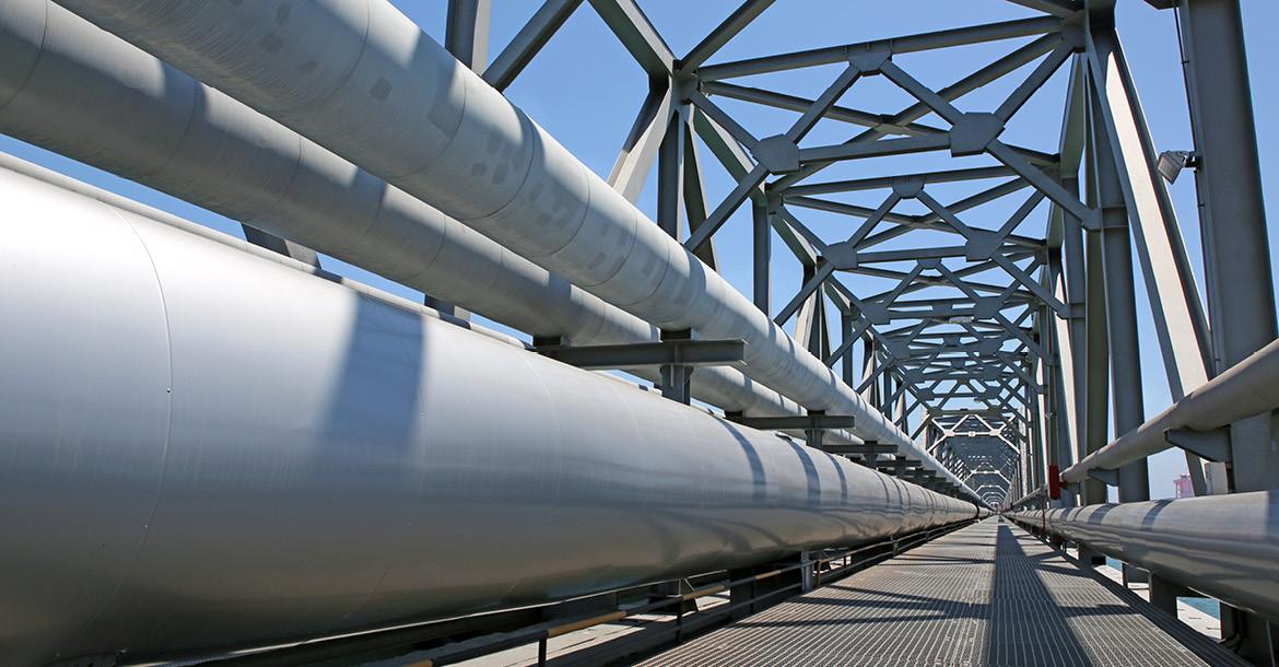 Bridge with pipelines (© Shutterstock/tcly) 
