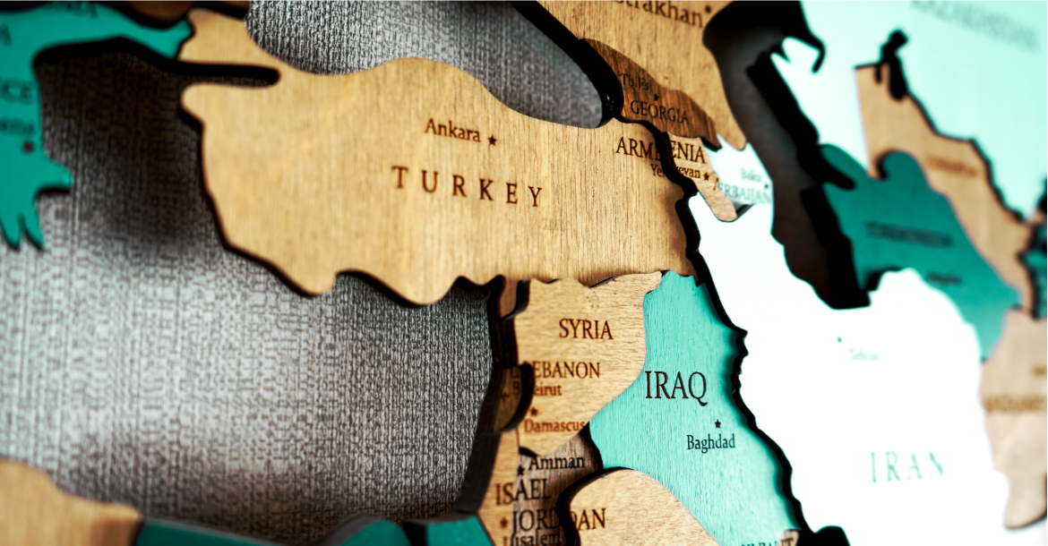 Turkey & Iraq on a wooden map (© Shutterstock/AlexandrinaZ)