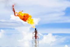 Flare burning gas (© Shutterstock/hkhtt hj)
